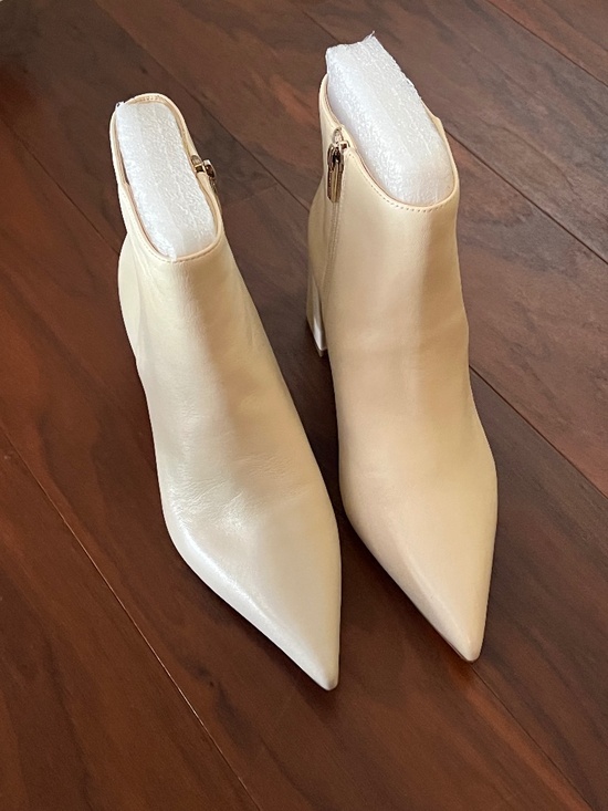 Vince Camuto Shoes - Vince Camuto cream leather ankle boots (SIZE 8)